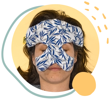 Persona usando saco térmico para sinusitis — alivia presión nasal frente y pómulos